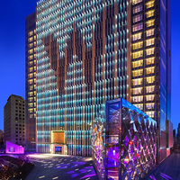 Écran LED flexible transparent P55, résistant à l'eau, affichage couleur pleine, façade multimédia pour la publicité architecturale en extérieur