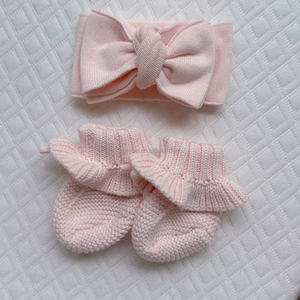 Set per Neonata con Fascia per Capelli Oversize Fatta a Mano con Grande Fiocco in Cotone e Scarpine con Fiocco - Product Image 1