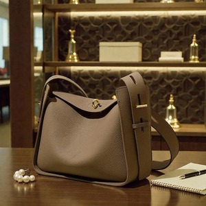 Sac à bandoulière en cuir de créateur de qualité supérieure pour femmes, avec fermeture sécurisée et design tendance, disponible à la vente - Product Image 1