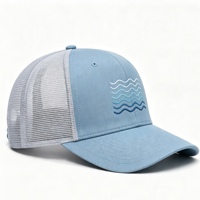 Gorra Trucker con Bordado de Olas Oceánicas, Parte Delantera Azul Claro, Parte Trasera de Malla Gris, Visera Curva, Transpirable, para Playa y Pesca, con Logotipo Personalizado