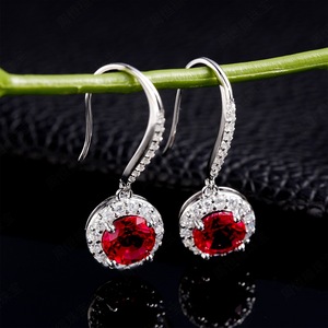 Pendientes de Plata de Ley S925 con Rubí Cultivado en Laboratorio, Color D, VVS1, Moissanita, Diseño Halo, para Mujer - Product Image 4