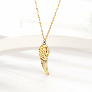 Pendentif aile d'ange européen et américain mode Simple plume en acier inoxydable plaqué or mode neutre collier polyvalent - Product Image 4