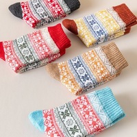 Chaussettes en laine jacquard flocon de neige nordique pour femmes, douces, épaisses et chaudes, mi-mollet, à motifs géométriques ethniques, pour l'hiver, vente en gros Whale