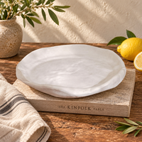 Plateau décoratif en céramique crème, forme organique irrégulière, plateau sculptural pour la décoration moderne de la maison