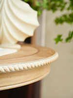 Table d'appoint en bois sculptée à la main, avec plateau rond en parquet, finition vieillie, sur trépied courbé
