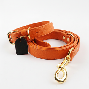 Premium oranje kunstleren hondenhalsband en tuigje set met metalen accessoires - Product Image 1