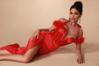 Robe Courte Décontractée Moulante Ocstrade Rouge en Satin à Épaules Dénudées avec Corset à Plumes, Jupe Froncée et Longue Ceinture – Nouvelle Collection à Succès