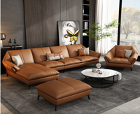 Canapé en cuir de style minimaliste pour le salon. Les coussins de siège sont de forme généreuse. Couleur orange. Ensemble de canapés 1+3+ottoman.