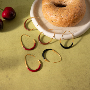 ต่างหูห่วงทรงหยดน้ำ ทอง 18K สแตนเลสสตีล รูปทรงตัว C เครื่องประดับผู้หญิง แฟชั่นโดดเด่น - Product Image 2