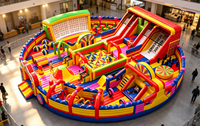 Grande aire de jeux gonflable intérieure commerciale pour enfants avec toboggans, équipement de jeu souple et parcours d'obstacles d'escalade
