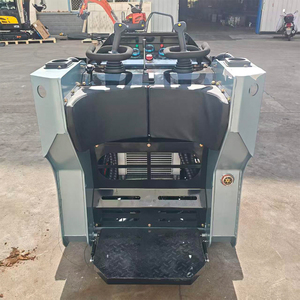 Mini-chargeuse sur chenilles haute efficacité 5 EPA 11,2 kW 960 kg avec broyeur forestier et tondeuse à gazon - Product Image 3