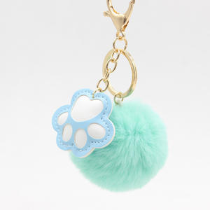 Venta al por mayor Rainbow Pom Cat Paw Print Fluffy Furball Llaveros Felpa Faux Fur Ball Cat Huellas Llavero - Product Image 6