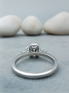 แหวนหมั้นเพชรทรงบริลเลียนต์ 2.5 กะรัต ทองคำแท้ 14K เพชรขาวเพาะเลี้ยงในห้องปฏิบัติการ ชุดแหวนแต่งงานคลาสสิก รับรองโดย IGI - Product Image 4