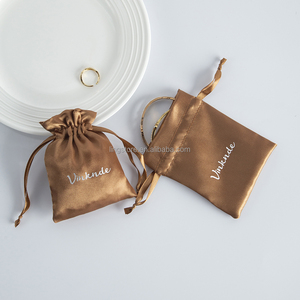 Sacs en satin personnalisés bon marché de 9x12 cm, couleur marron, avec logo, pour bijoux, emballage cadeau en satin de soie avec cordon de serrage pour montre - Product Image 4