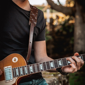Sangle de Guitare Réglable en Cuir Véritable Personnalisée Style Classique Portable pour Basse Acoustique et Électrique CF6013 avec Rivets de Luxe - Product Image 2