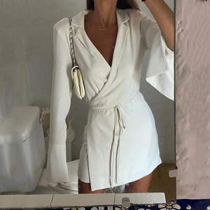 Vestido minimalista con cuello en V, manga larga, cintura con lazo y falda corta para la noche - Product Image 3