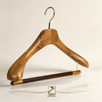 Cintre en bois massif de style vintage, à épaules larges, avec barre horizontale floquée antidérapante pour présentation de vêtements