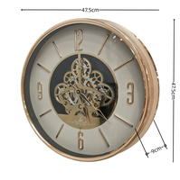 Horloge murale squelette moderne à cadran blanc, cadre plaqué or avec mécanisme visible, décoration intérieure minimaliste et industrielle