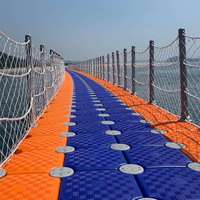 Pont flottant modulaire en plastique de 16 ans d'ancienneté, utilisé comme quai ou ponton de ferry