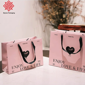 Sac en papier personnalisé Baoren pour boutique de vêtements pour filles, motif cœur rose, avec logo, sac en papier haut de gamme pour vêtements, sac de shopping en papier anglais - Product Image 1