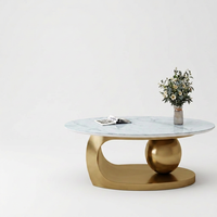 Table basse en marbre de luxe avec base dorée moderne pour le salon