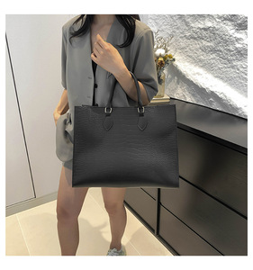 Nouveau design 2025 – Sac messager femme version <span class=keywords><strong>Louis</strong></span> – Sacs fourre-tout de qualité supérieure – Fermeture éclair – Deux poignées – Pliable - Product Image 4