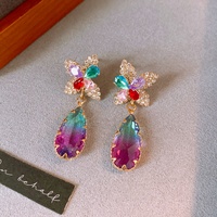 Anting-anting tusuk wanita mewah elegan nan indah, berbahan manik-manik kaca kupu-kupu warna-warni, zircon, bunga, dan tetesan air, berlapis perak.