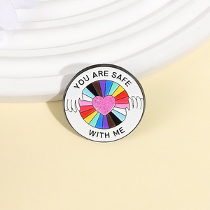 Broches en métal émaillé Cœur Arc-en-ciel LGBTQ <span class=keywords><strong>Love</strong></span> Is <span class=keywords><strong>Love</strong></span> - Cadeau pour les alliés, accessoire vestimentaire, broche de revers - Product Image 1