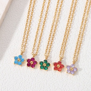 Collar con Colgante de Flor de Margarita con Circonitas, Estilo Moderno, Resistente al Agua, Chapado en Oro de 18K PVD, Acero Inoxidable - Product Image 1