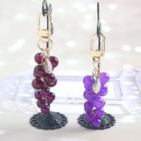 Porte-clés de luxe exquis avec pendentif en forme de raisin vert simulé, style pastoral frais, couleur violet raisin