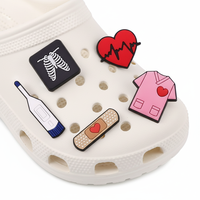 Breloques de chaussures en gros pour femmes, motif héros médical, pour sabots, lot de 5, en PVC, marque O-MAK, accessoires pour infirmières, médecins et décorations pour professionnels de la santé