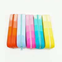 Sac à crayons en silicone personnalisé pochette à crayons colorée de qualité alimentaire pour enfants fournitures scolaires pour enfants étui à crayons de dessin animé