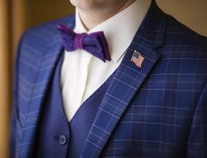 دبوس شعار علم الولايات المتحدة الأمريكية الجديد سريع الشحن، مصنوع من المعدن الصلب بلون ذهبي أنيق - Product Image 5