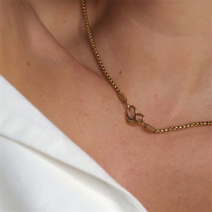 สร้อยคอจี้ผู้หญิงแบบเรียบหรู ชุบทอง 18k สแตนเลสสตีล จี้รูปแม่ - Product Image 4