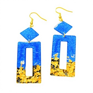 Nouvelles boucles d'oreilles clous de luxe en résine bleue, uniques, avec accents de feuilles d'or, style bohème pour femme, bijoux de fête - Product Image 1