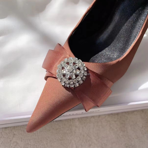 Zapatos de tacón alto de satén de 90 mm, estilo Avenue Palazzo, de diseñador, con punta en pico y lazo de diamantes de imitación. - Product Image 1