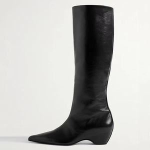 Botas de tacón bajo de cuña estilo vaquero con punta, de ajuste ancho hasta la rodilla para mujer, de nuevo diseño y color liso. - Product Image 6