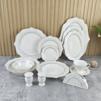 Service de vaisselle de luxe en porcelaine fine, motif floral en relief blanc, idéal pour mariages et restaurants