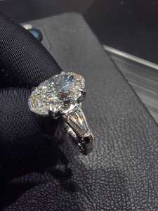 Bague élégante en platine et diamants, design minimaliste à finition lisse, parfaite pour les fiançailles, les mariages et le port quotidien, idéale comme cadeau. - Product Image 3