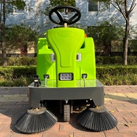 Machine de balayage industrielle compacte et portable avec grande poubelle pour les opérations de nettoyage extérieur continu