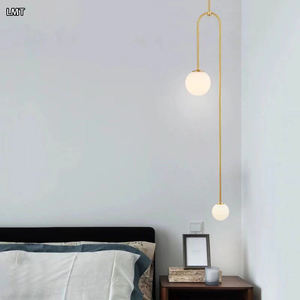 Lampadario a sospensione lungo in metallo con paralume in vetro dorato per interni, ideale per hotel, camera da letto e comodino - Product Image 3