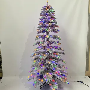 Venta al por mayor Premium nuevo material PET PE PVC nieve flocado árbol de Navidad preiluminado doble color decoración navideña