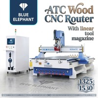 Routeur CNC à bois automatique 8 outils avec ATC linéaire 1530 1325 3 axes CNC avec servomoteur pour la fabrication de portes d'armoires en MDF et contreplaqué