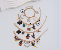 Lot de 4 bracelets breloques d'Halloween, chaîne dorée, breloques émaillées aléatoires (Skeletton, Chapeau de sorcière, Citrouille, Squelette) – Cadeau