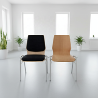 Chaise de conférence commerciale empilable et accrochable OKBUY en contreplaqué courbé avec cadre chromé pour la formation et les banquets