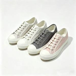 รองเท้าผ้าใบหุ้มข้อต่ำแบบผูกเชือก สีพื้น หัวกลม พื้นยางแบน ใส่ได้ทุกฤดู รองเท้าลำลอง - Product Image 1