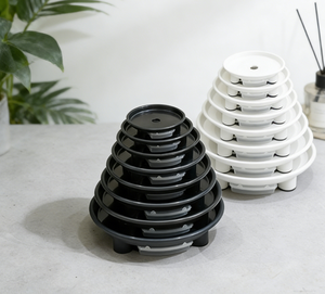 Soucoupe de plante circulaire noire peu encombrante avec réservoir double couche et trou de drainage central, plateau de récupération d'eau empilable en PP - Product Image 1