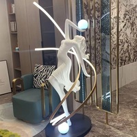 Lampe de sol LED sculpturale d'art moderne, statue abstraite dansante, personnalisation pour hall d'hôtel et projets de villas