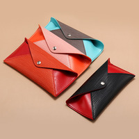 Conception de luxe personnalisée en usine pochette à lunettes en forme de messager en PU avec fermeture à bouton pour la collection de lunettes de soleil d'occasion