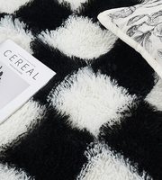 Tapis pour salon : Tapis à carreaux noir et blanc, moelleux, à poils longs ; Tapis doux et shaggy.